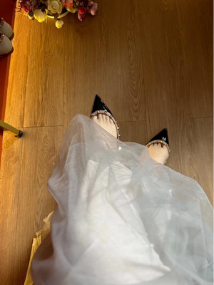 单鞋浅口铆钉尖头真皮