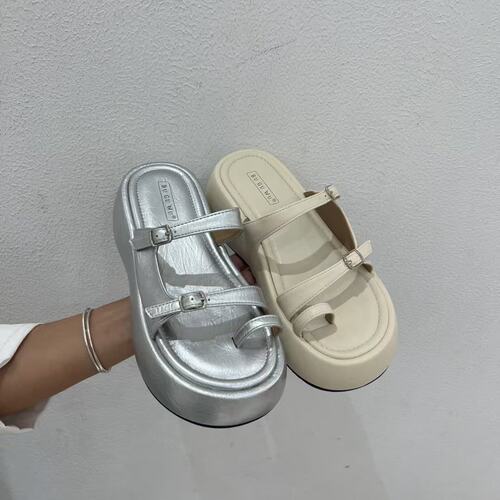 少女风厚底一字拖外穿皮带