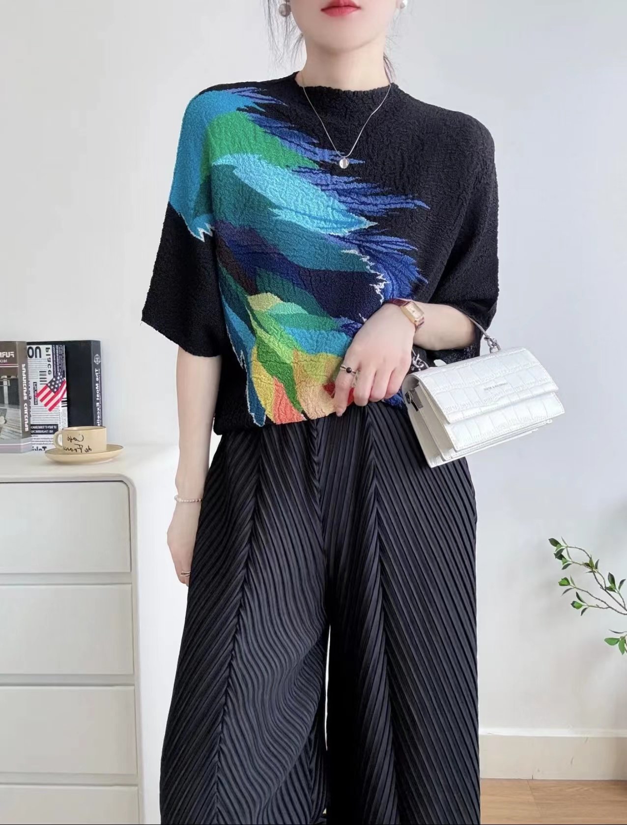 三宅新款褶皱外搭时尚夏季宽松薄款圆领羽毛印花体恤女士显瘦上衣