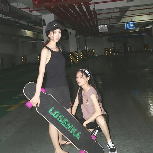 长板滑板女生成人刷街