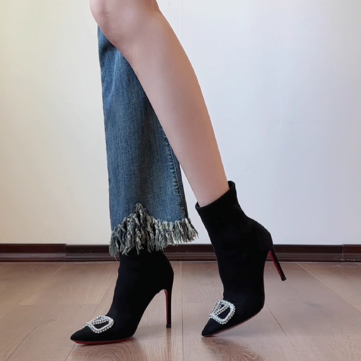 黑色绒面水钻尖头弹力瘦瘦靴女