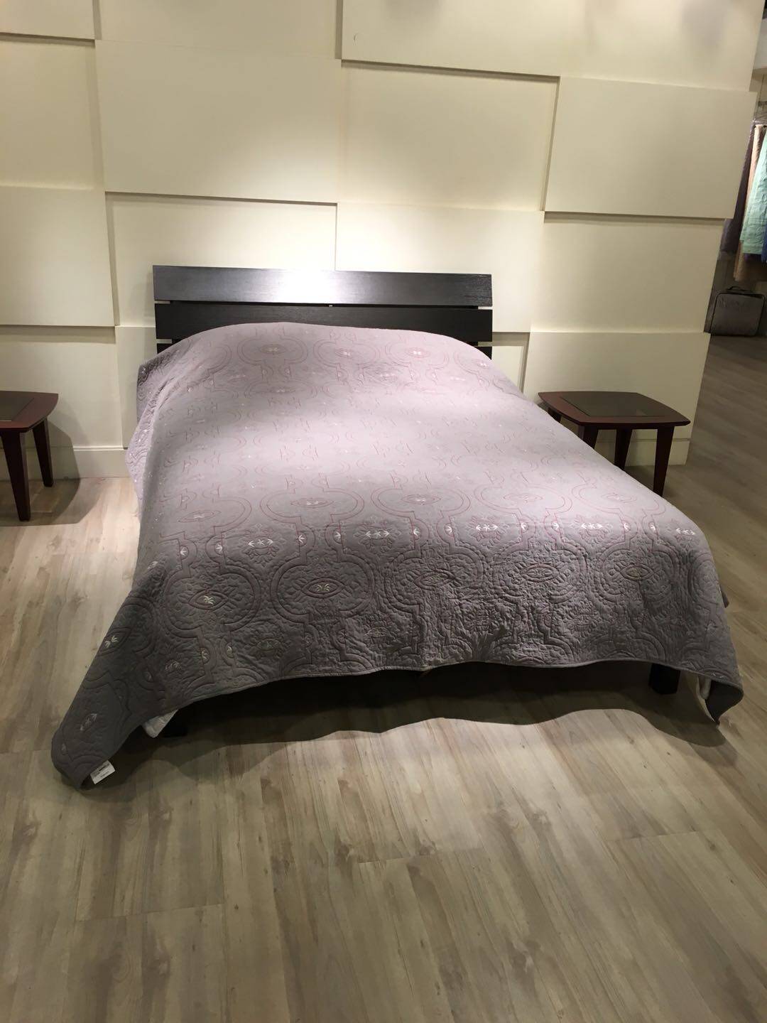 简单的电脑绣花图案,精美的走线,搭配上好看的颜色,没翻了