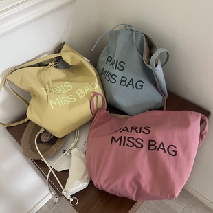 韩代马卡龙撞色字母ins女春夏单肩斜挎帆布包百搭水桶包休闲女包