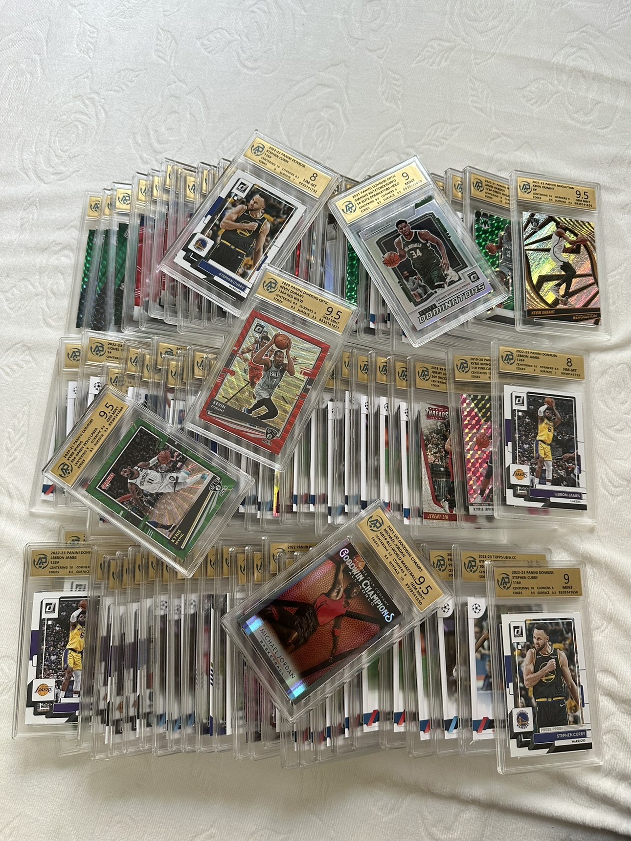 NBA球星卡超值福盒30张卡保评级卡一张詹姆斯科比新秀特卡折射