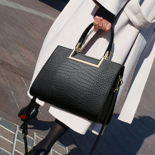 CCAMO女款2025新款包包轻奢小众高级感小个子鳄鱼纹通勤包手提包