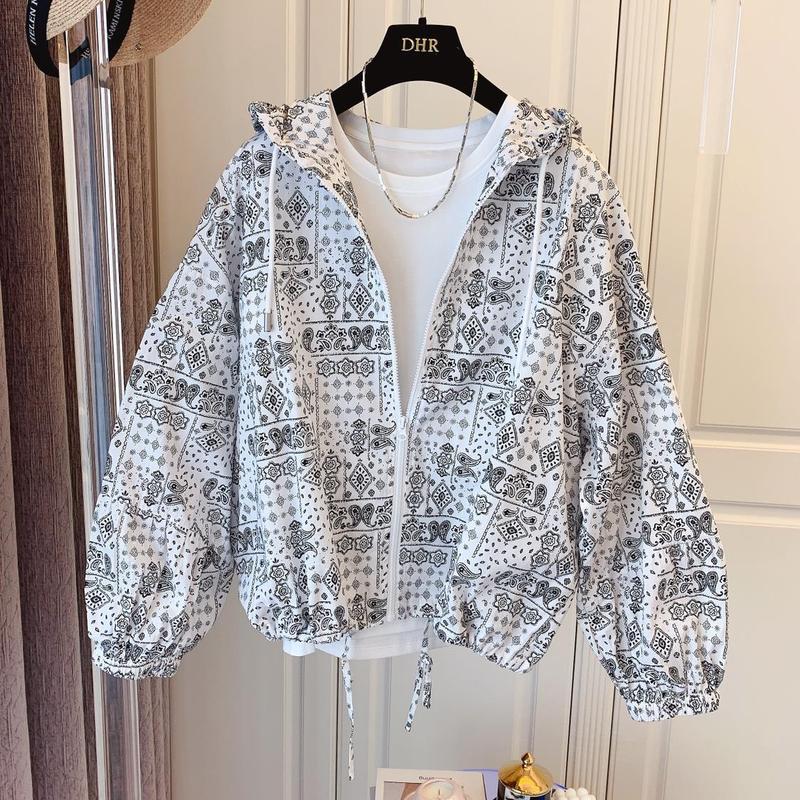 2021 new design small crowd Korean loose black and White Retro printed Hooded Shirt sunscreen coat female