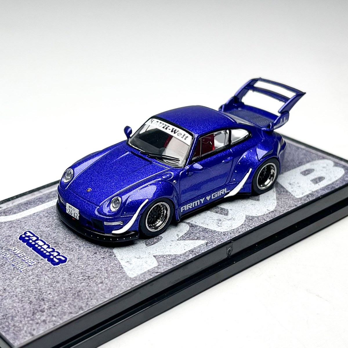 TW 1:64 保时捷RWB 993 ARMY GIRL 紫色合金汽车模型 - 实物图