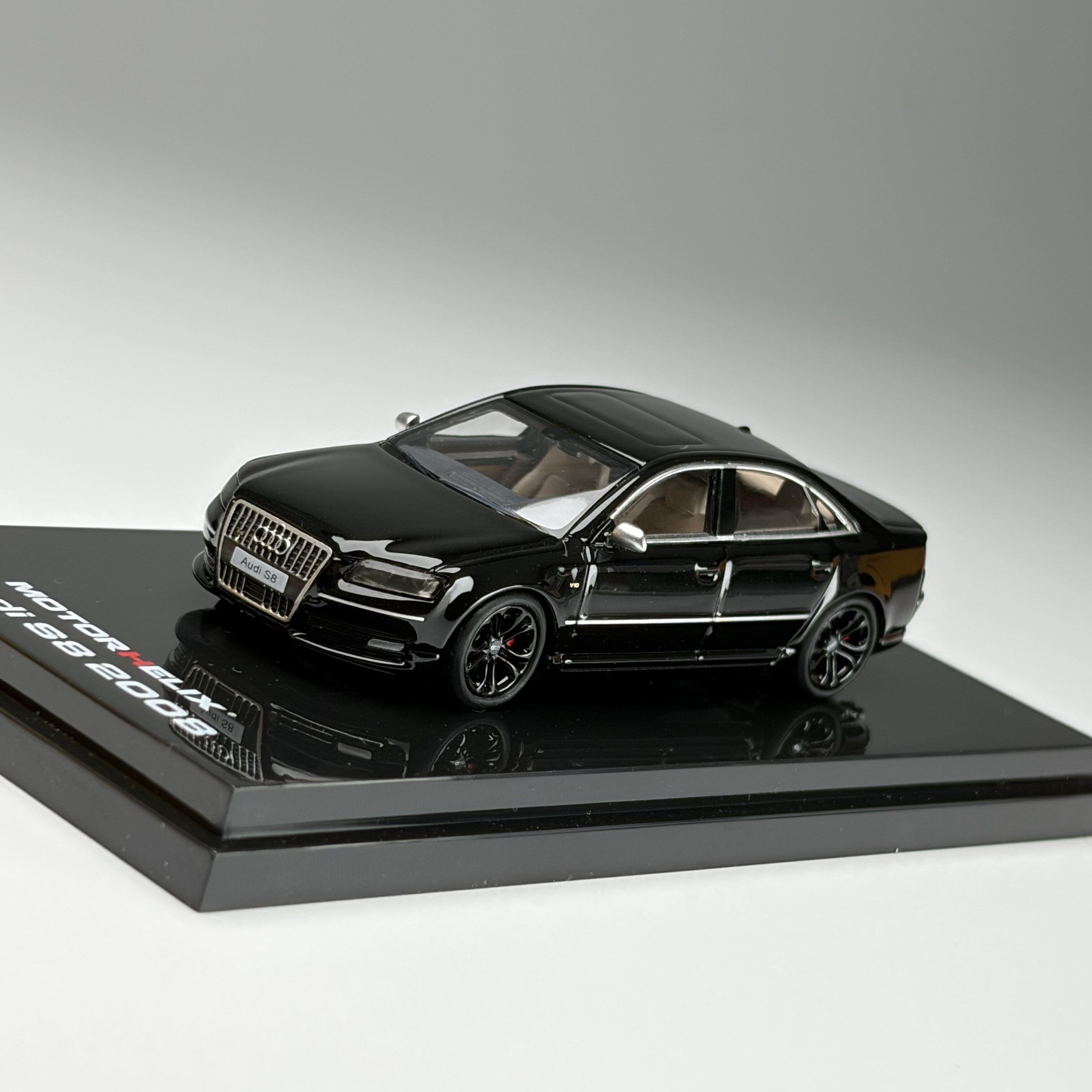 现货 MH MOTORHELIX 1:64 奥迪Audi S8 2008 合金汽车模型 - 实物图