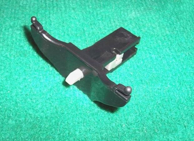 三菱戈蓝菱绅油箱开关加油口盖板固定钩油箱门开关东南正厂