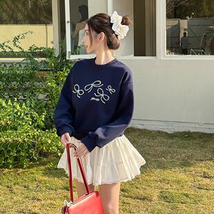 浅布调QBD 春季新款圆领设计感藏蓝色珍珠蝴蝶结套头短款卫衣女