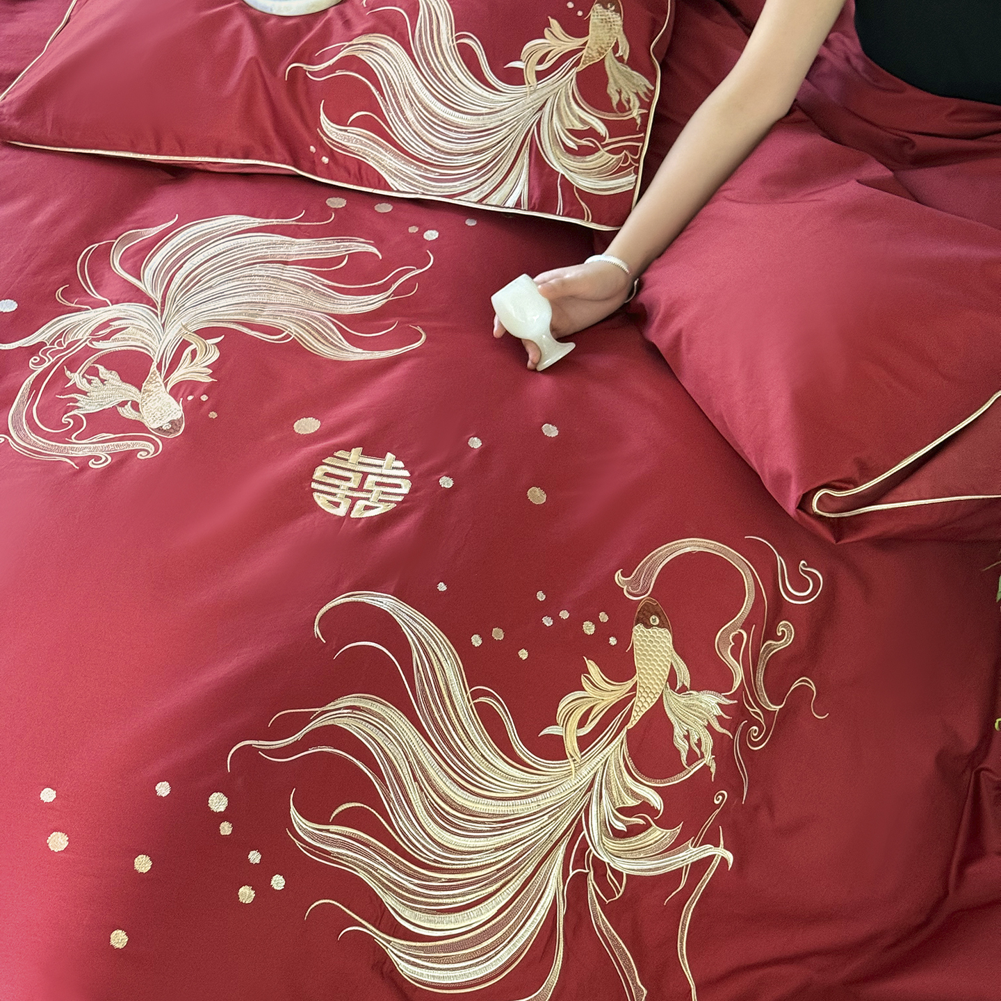 现代年轻人婚庆四件套大红色新婚