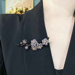 精致气质新款 梅花胸针满钻纪念品配饰百搭 感轻奢胸西装 重工花时尚