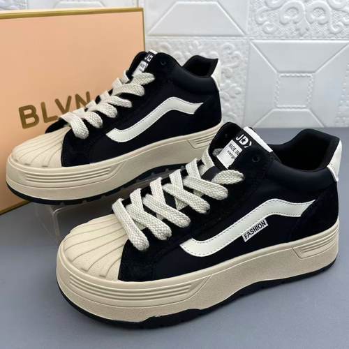 高品质新款时尚真皮德训女鞋板鞋