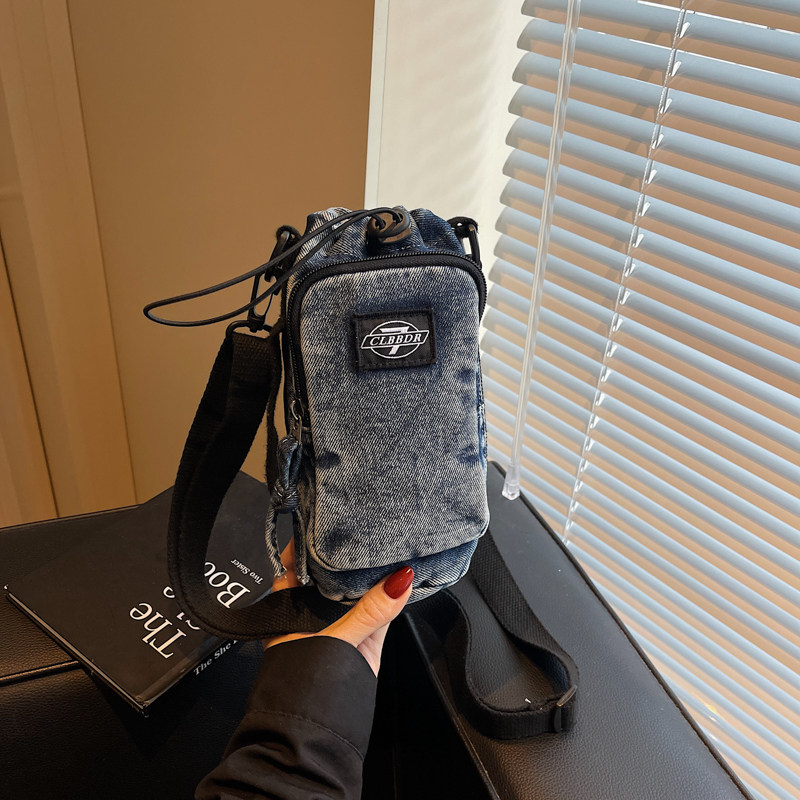 2025年简约时尚百搭水洗牛仔布手机包女夏季轻便逛街单肩水杯小包