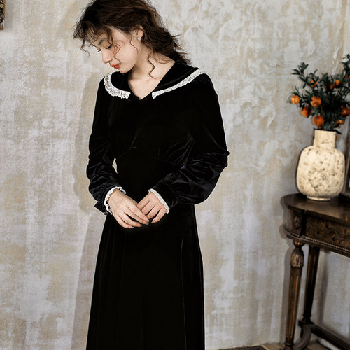 枕梦村庄 黑咖啡 法式复古翻领丝绒修身显瘦气质连衣裙春秋新品