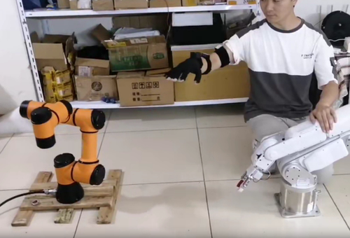 体感遥操作机器人手套同步控制