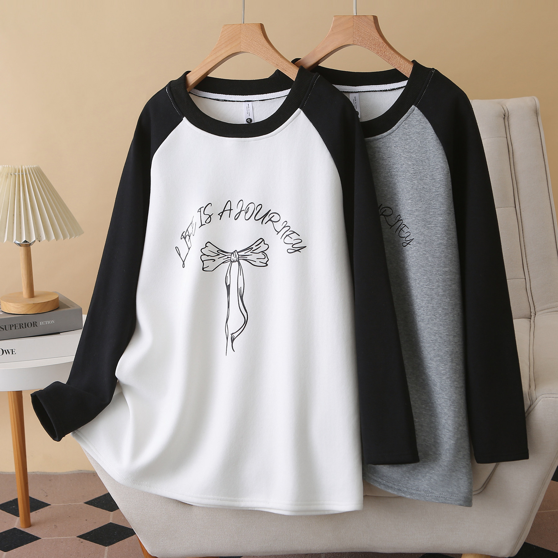 2026大码女装加绒加厚拼色袖蝴蝶印花卫衣200斤胖MM春季新款上衣