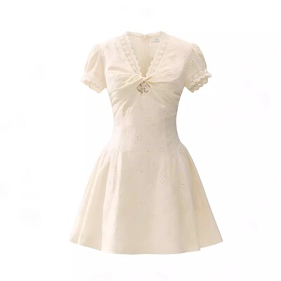 法式米白绣花V领蕾丝A字连衣裙