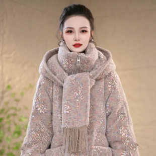 冬季新款淑女风围巾连帽羽绒服女中长款印花流苏百搭保暖外套
