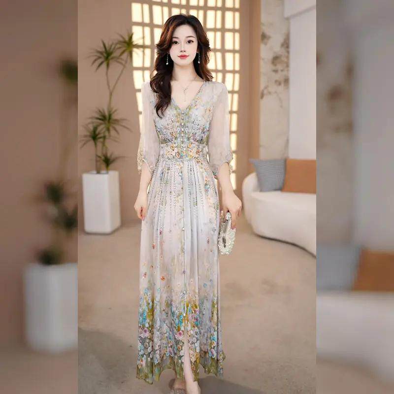 2026夏季新款优雅气质碎花连衣裙女V领收腰中长款显瘦遮肉度假风