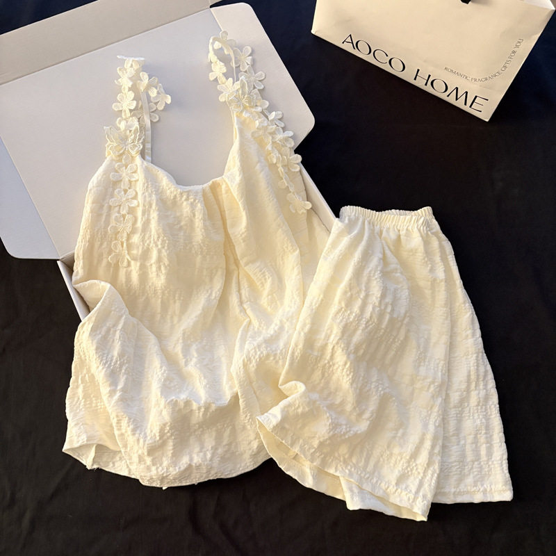 杏色ins睡衣女新款夏季纯色带胸垫吊带短裤花朵简约小个子家居服