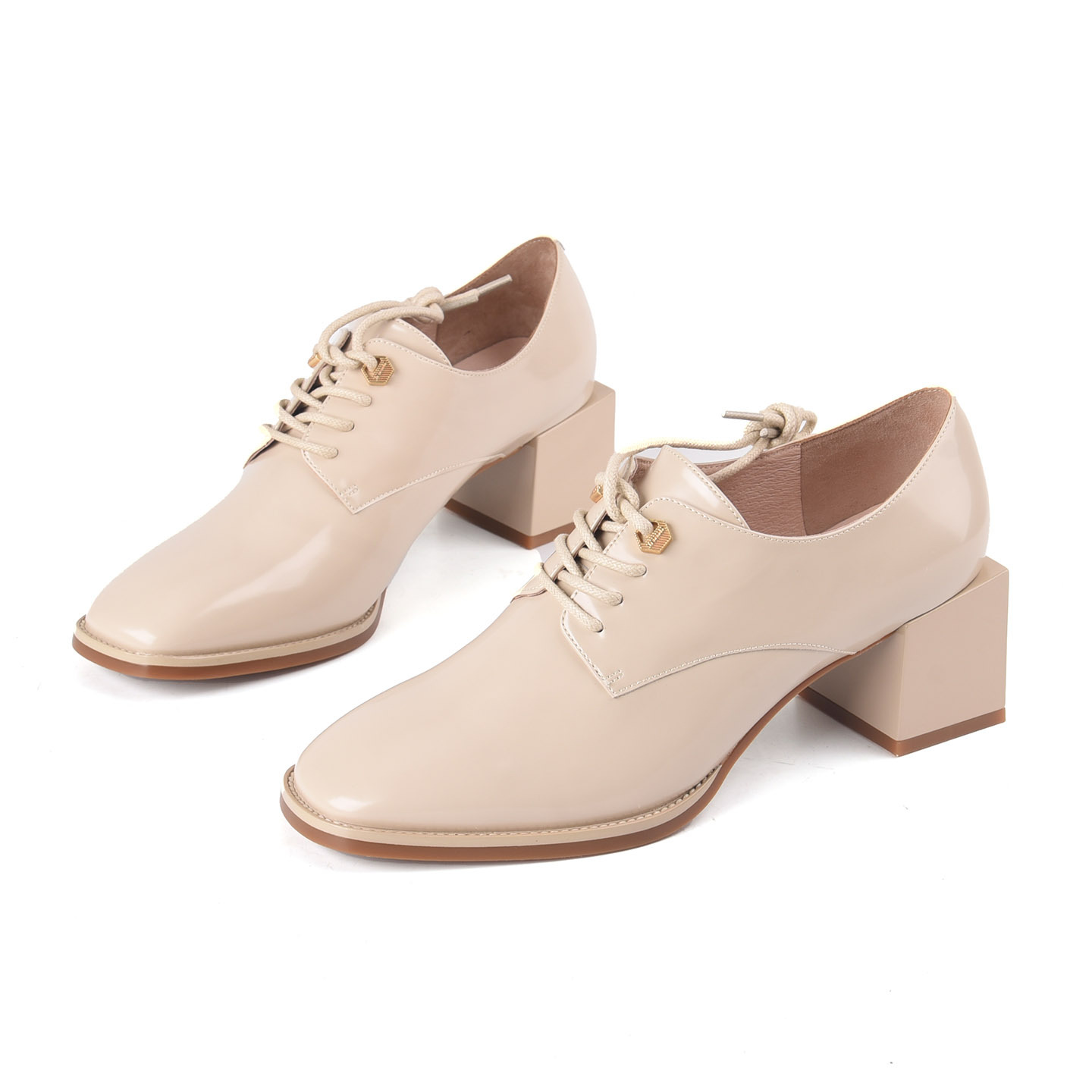 莱尔斯丹牛漆皮米色尖头系带单鞋