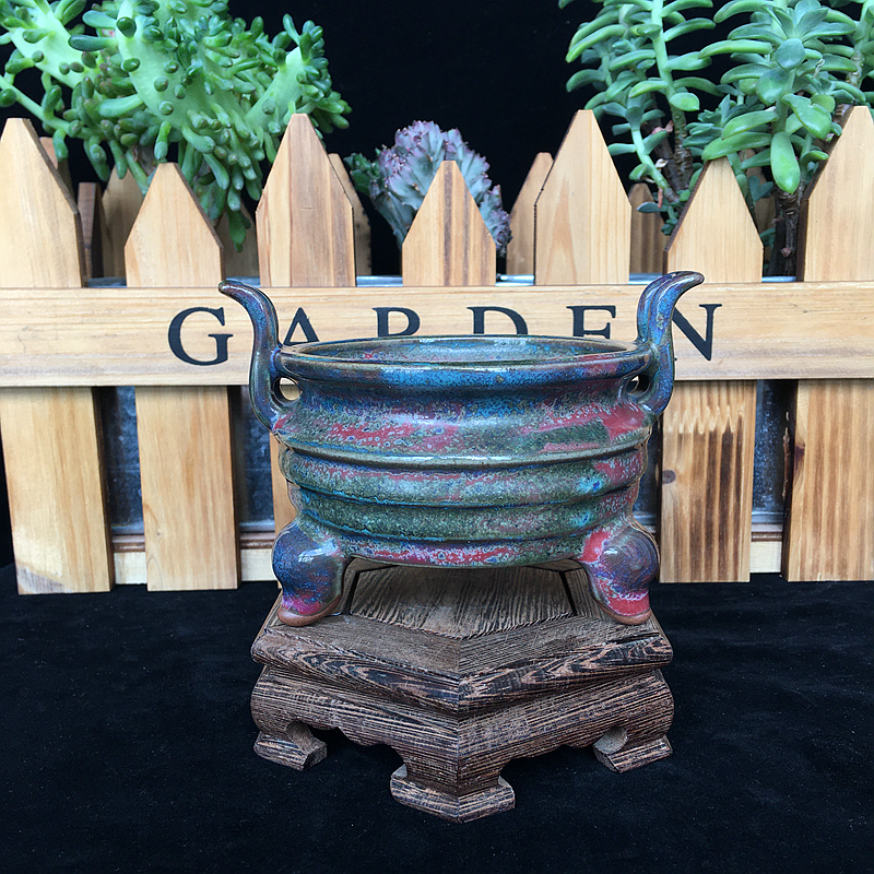 禹州神垕钧瓷室内供奉三足薰香炉