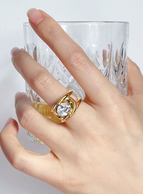 欧美时尚轻奢椭圆单钻钛钢镀18K金戒指简约小众设计指环中指食指