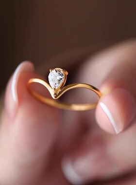 日韩时尚精致小巧INS风水滴锆石细戒指钛钢镀金指环中指食指女