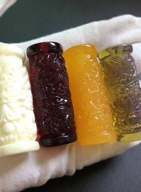 本命年琥珀蜜蜡荧光浮盐水小号龙柱吊坠鸡油黄雕刻件车挂毛衣项链