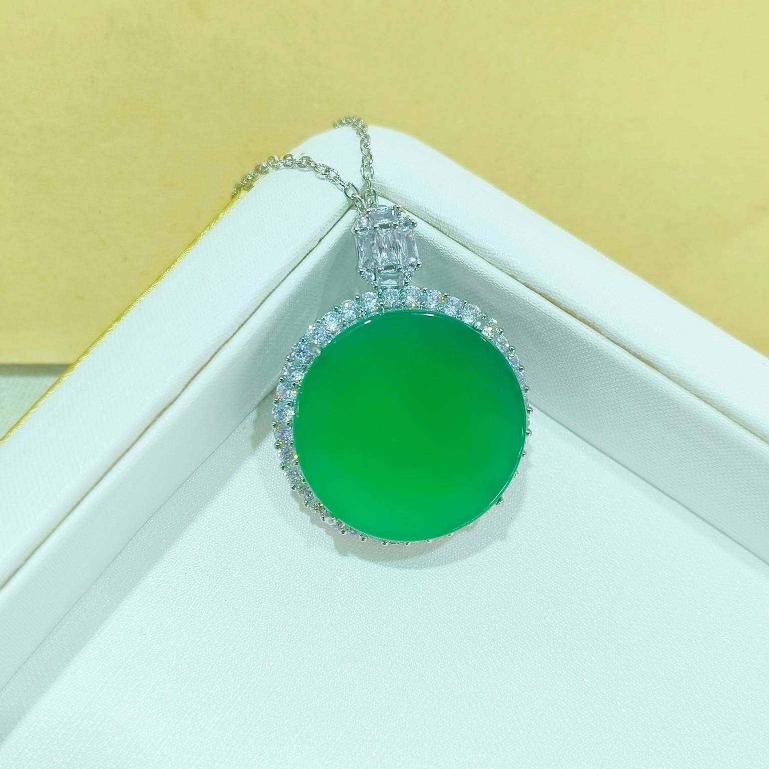 本命年绿玉髓圆形无事牌吊坠玛瑙吊坠满钻镶嵌圆饼玉髓挂件吊坠礼