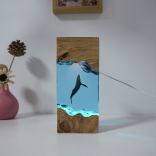 溶洞鲸鱼潜水员桌面摆件海洋艺术工艺品实木树脂灯生日礼物饰品