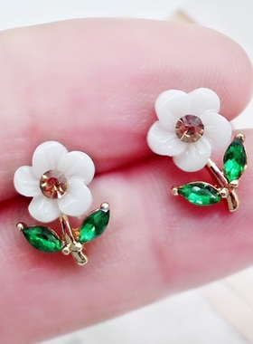 2020新款潮白色小雏菊花耳钉小巧可爱个性耳饰 情侣饰品首饰