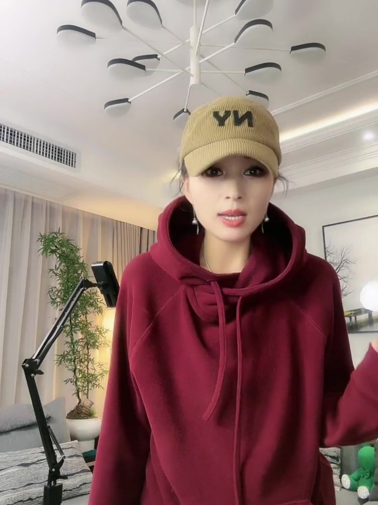 가을과 겨울 새로운 스타일의 느슨한 조임 끈이 두껍고 따뜻하고 아름다운 내부 스타일의 까마귀 유행 여성을위한 후드 티셔츠