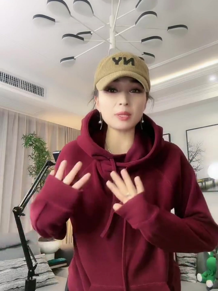 가을과 겨울 새로운 스타일의 느슨한 조임 끈이 두껍고 따뜻하고 아름다운 내부 스타일의 까마귀 유행 여성을위한 후드 티셔츠