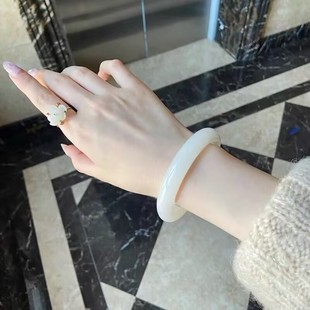 新疆和田青白玉手镯女款粗圆条玉石真正品天然羊脂玉胖圆条玉镯子