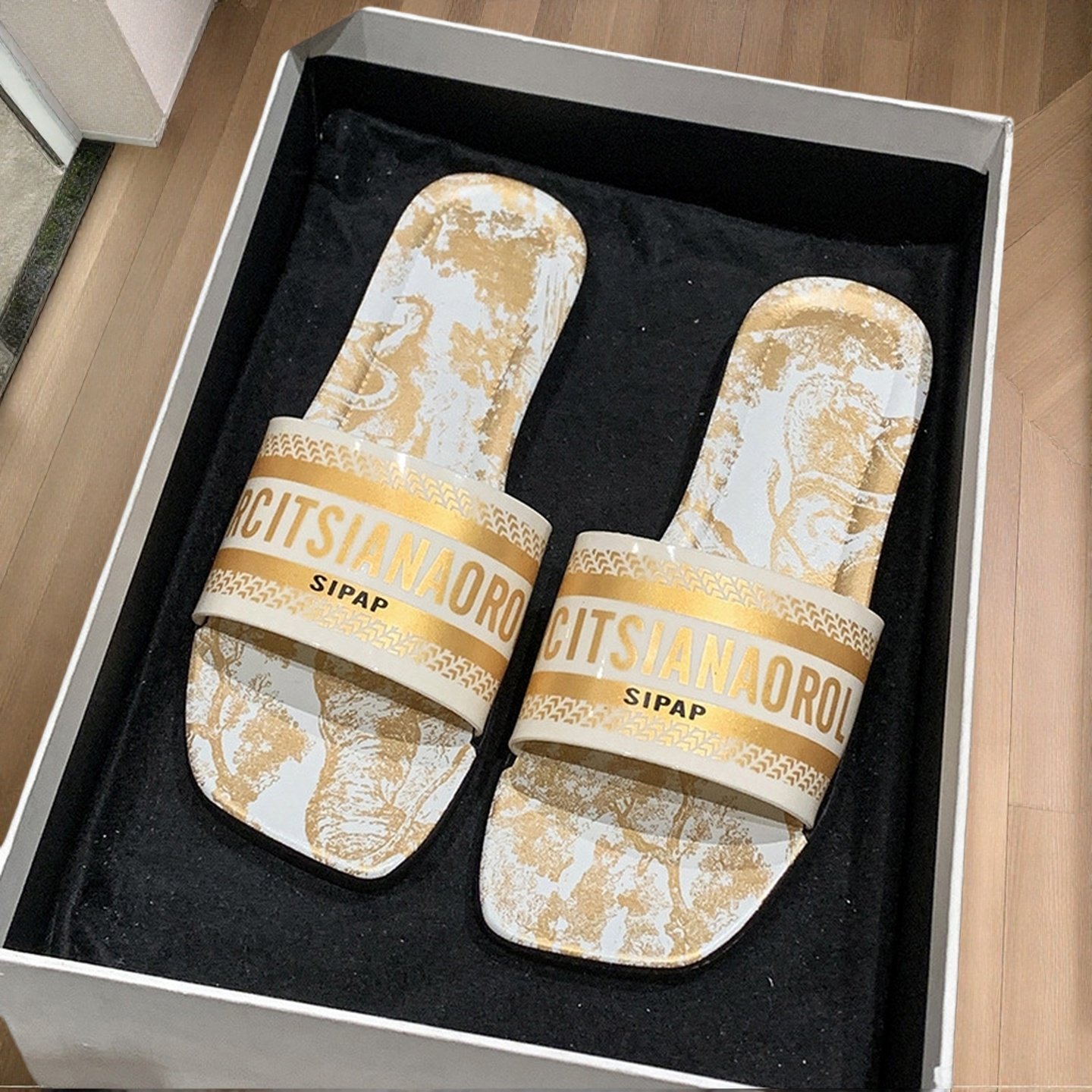 高级感拖鞋女海边度假平底凉拖鞋夏季外穿时尚一字拖百搭韩版凉拖