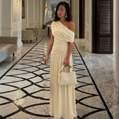 新款 法式 斜肩不规则气质连衣裙2026夏季 辣妹褶皱显瘦垂坠感长裙女