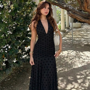 南法度假风波点植绒V领挂脖吊带连衣裙辣妹褶皱显瘦气质名媛长裙