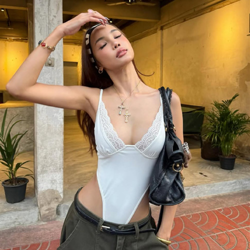 纯色董丝花边拼接吊带连体衣