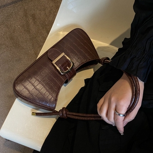 小众法棍包腋下包包女2026新款潮时尚高级感复古通勤单肩包斜挎包