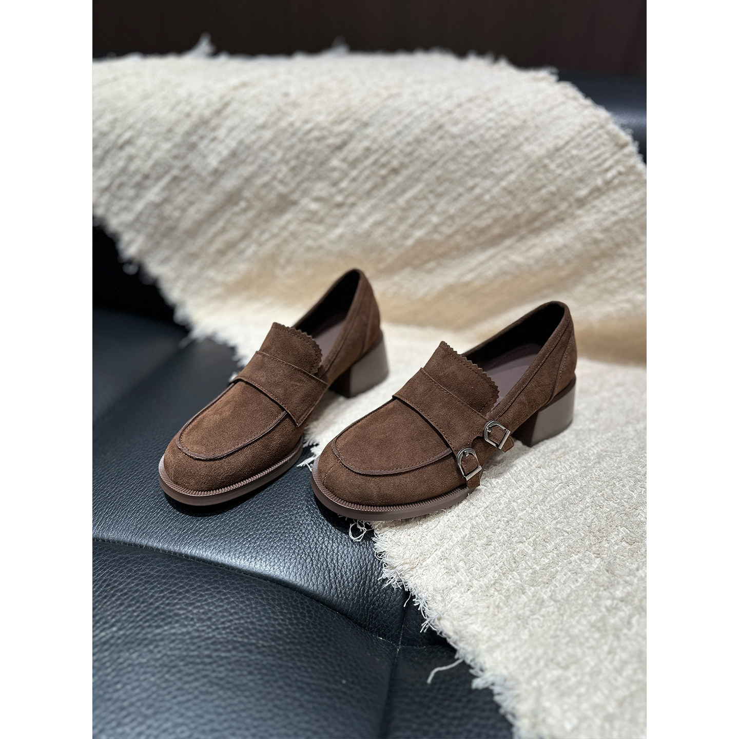 软底不累脚反绒皮粗跟高跟鞋女2026新款气质高级乐福鞋气质小皮鞋