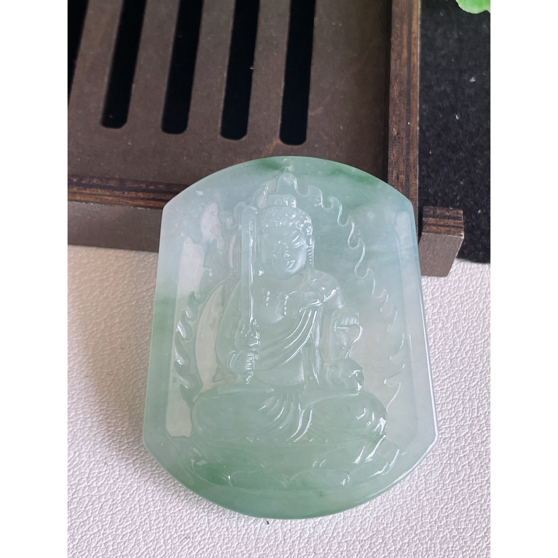 玉石精雕飘花不动明王翡翠吊坠