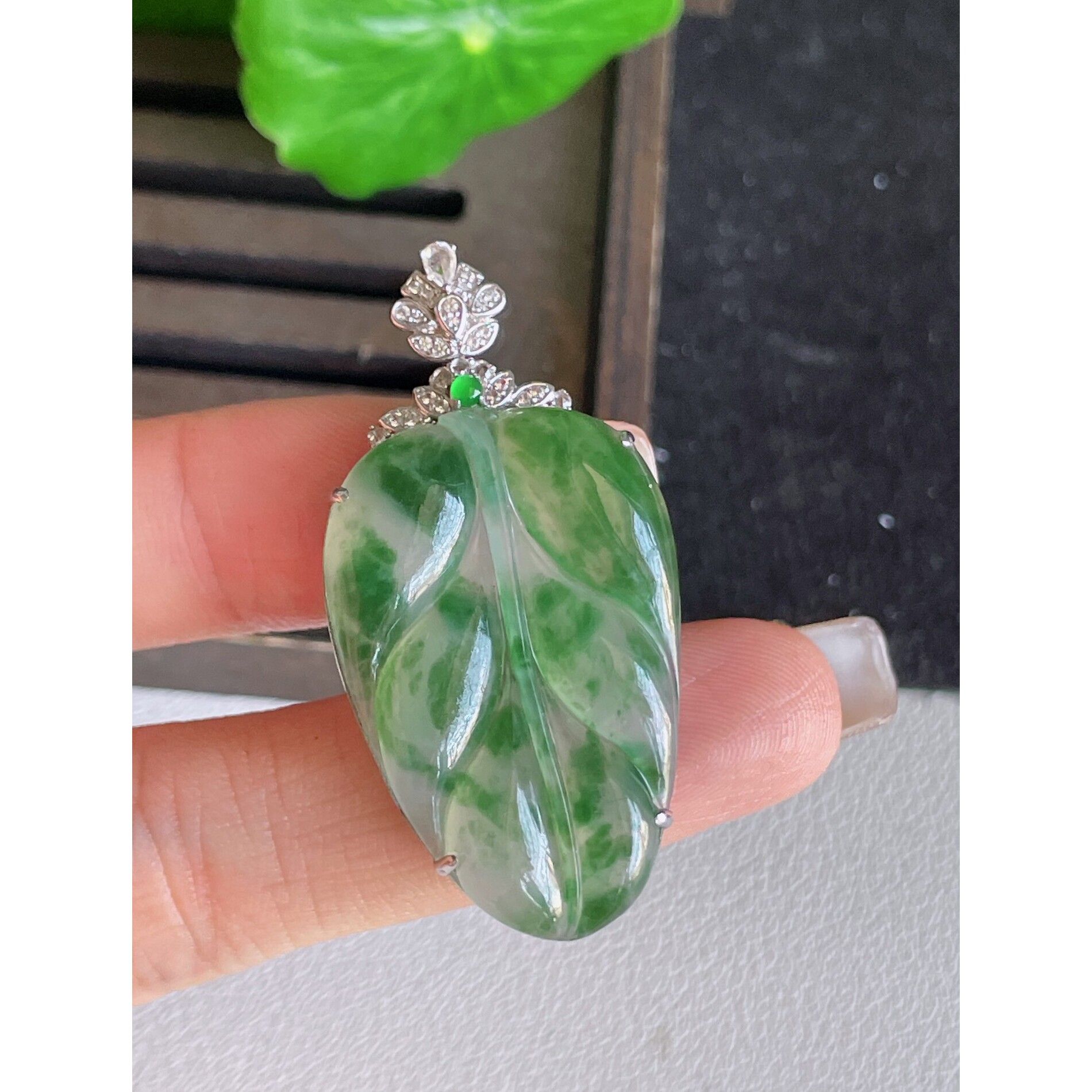 缅甸天然老坑翡翠a货18k金冰种飘绿金枝玉叶 叶子翡翠吊坠玉挂件