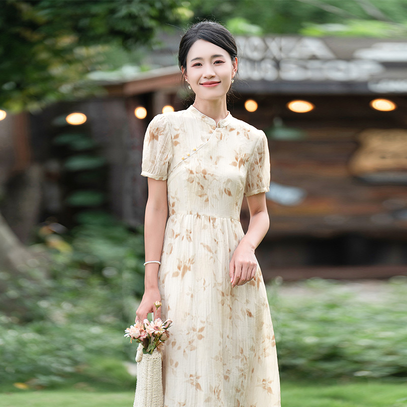 杏色复古中式立领温婉气质连衣裙