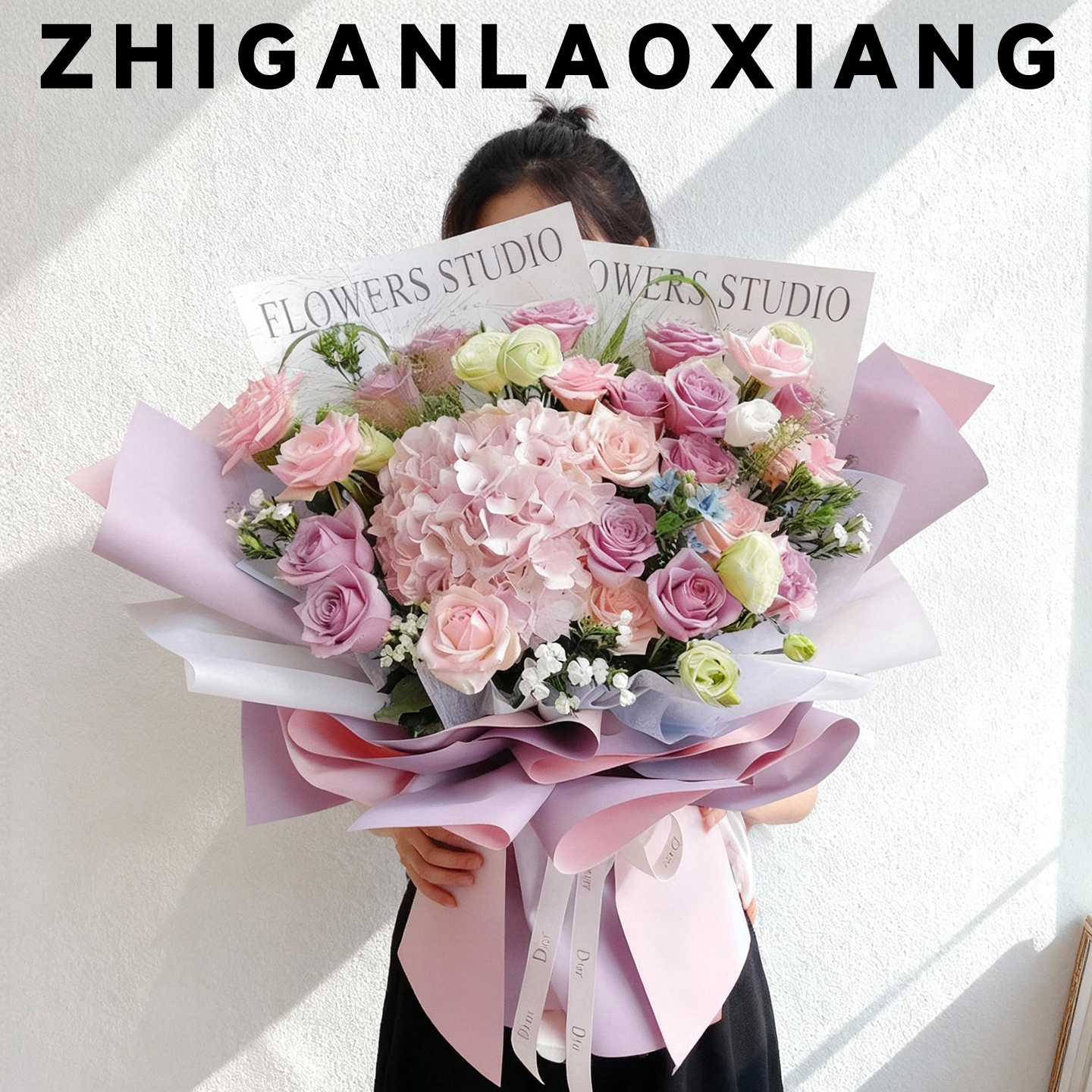 手捧鲜花紫色玫瑰花束女友过生日高级感全国附近花店同城速递配送