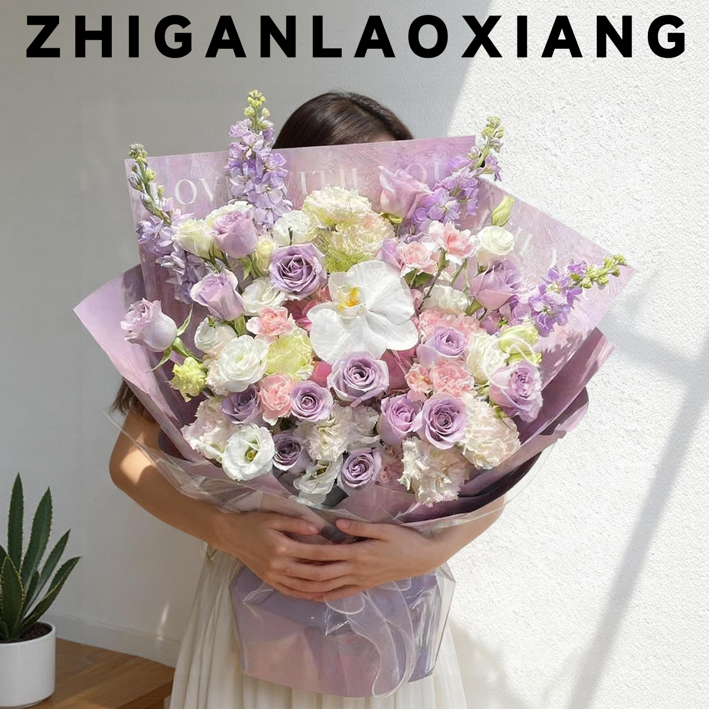 手捧鲜花紫色玫瑰花束女友过生日高级感全国附近花店同城速递配送