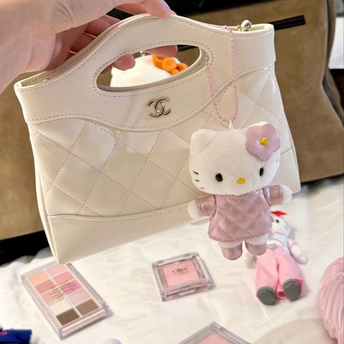 菱格背心hellokitty猫书包毛绒公仔小饰品可爱包包挂件kt毛绒玩偶