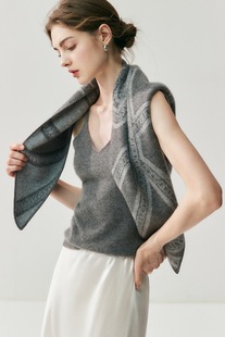 UNICA/小马图腾造型点睛_双面带羊毛双色提花时髦三角围巾