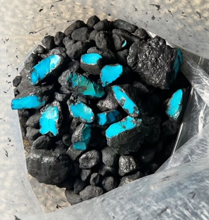 湖北原矿天然高瓷蓝绿松石原石毛料桶珠圆珠三通边角料